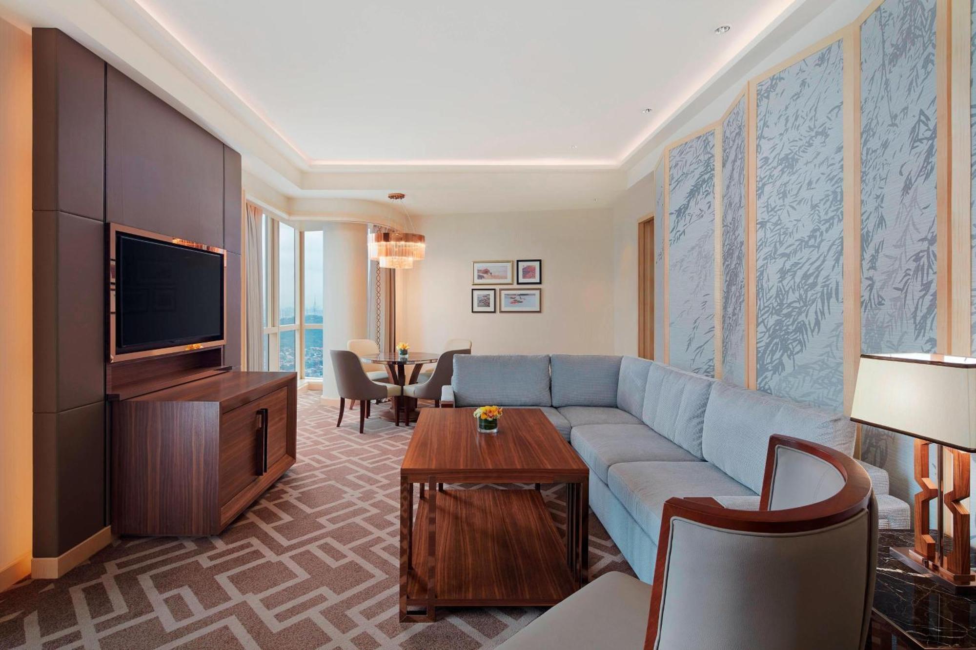 Sheraton Petaling Jaya Hotel Ngoại thất bức ảnh A living room in a suite at the hotel