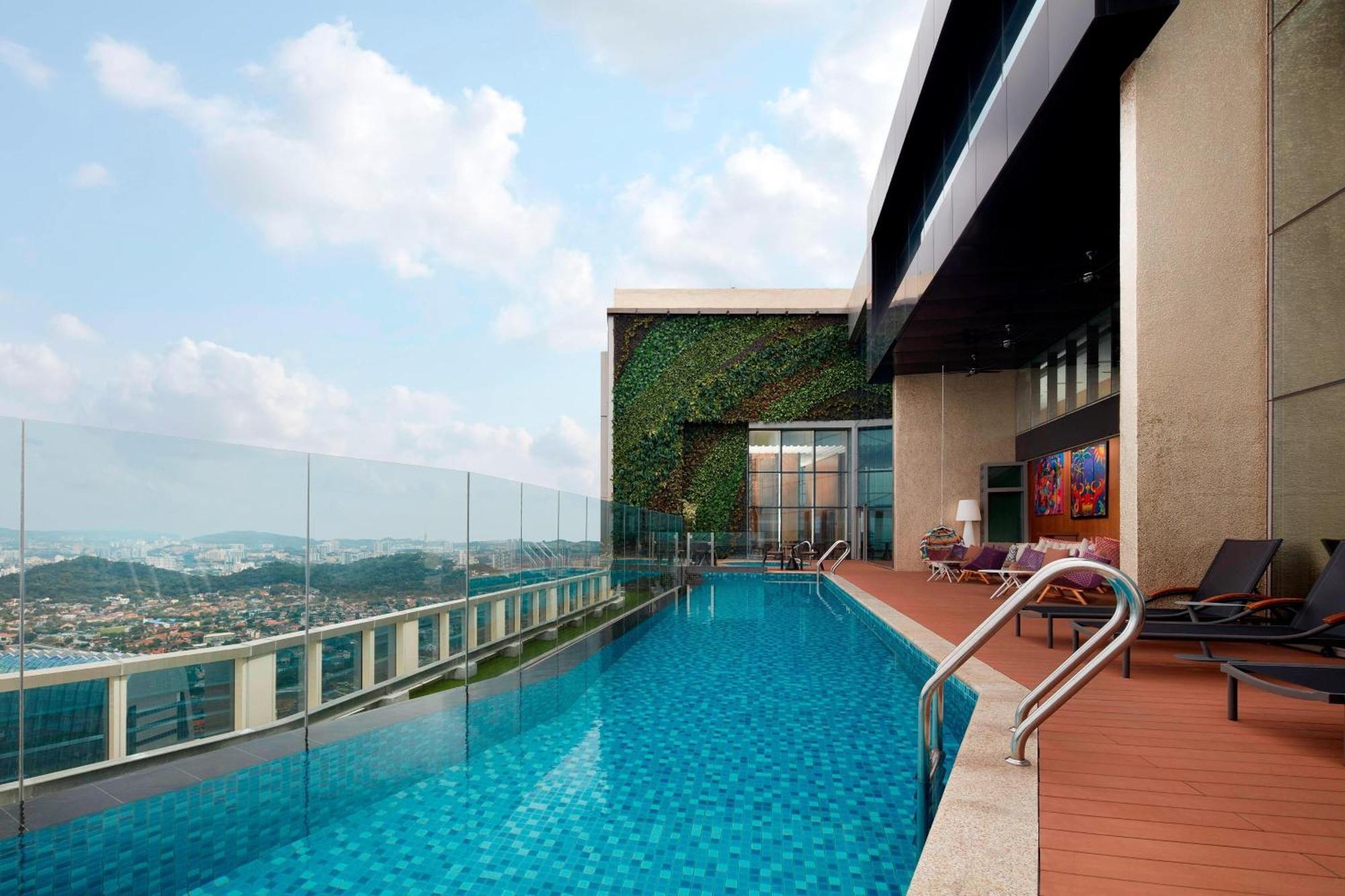 Sheraton Petaling Jaya Hotel Ngoại thất bức ảnh The swimming pool at the hotel